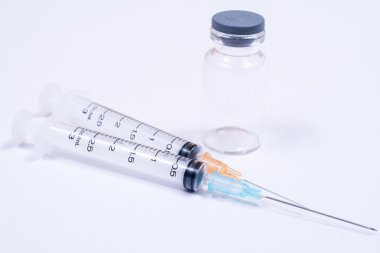 Damlacık ve beyaz arka plan üzerinde tıbbi şırınga.