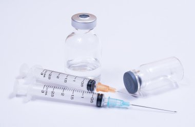 Damlacık ve beyaz arka plan üzerinde tıbbi şırınga.