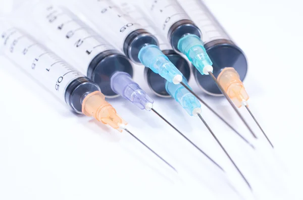 Syringe met druppel en geneeskunde op witte achtergrond. — Stockfoto