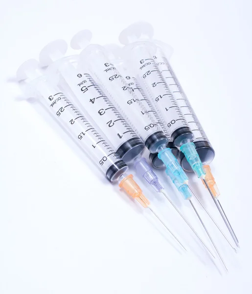 Syringe met druppel en geneeskunde op witte achtergrond. — Stockfoto