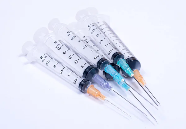 Syringe met druppel en geneeskunde op witte achtergrond. — Stockfoto