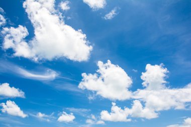 Bulutlu mavi gökyüzü.
