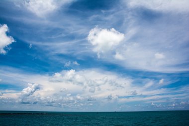 Güzel mavi okyanus ve gökyüzü.