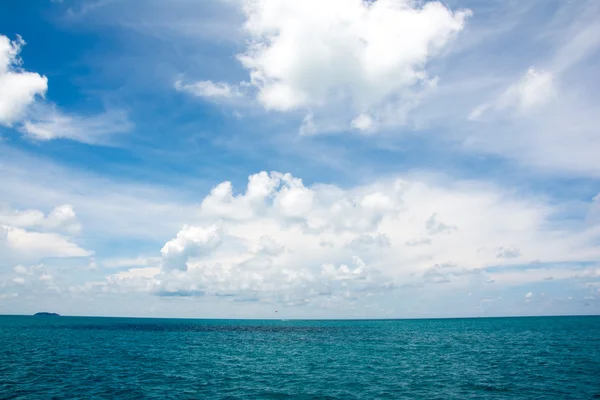 Güzel mavi okyanus ve gökyüzü.