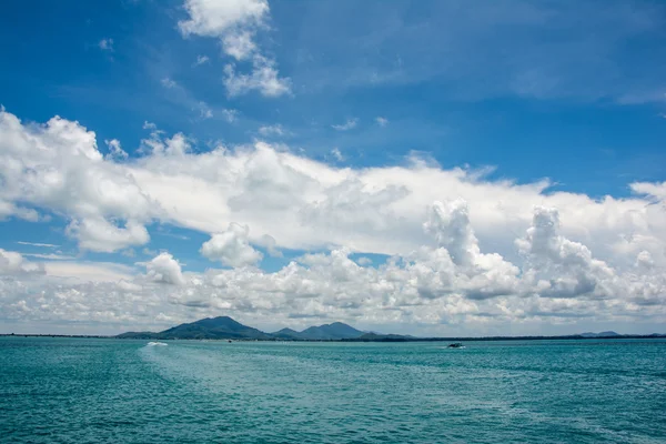 Beautiful blue ocean and sky. — Stock Photo, Image