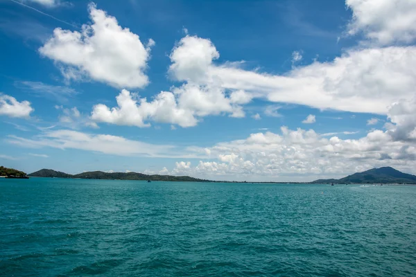 Güzel mavi okyanus ve gökyüzü.
