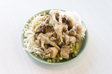 Geleneksel Tay yemekleri, tavuk yeşil köri ile yemiş pirinç şehriye.