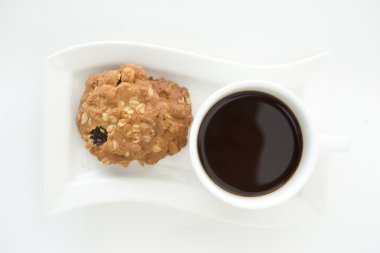 yulaf ezmeli kurabiye ve kahve izole beyaz arka plan üzerinde.