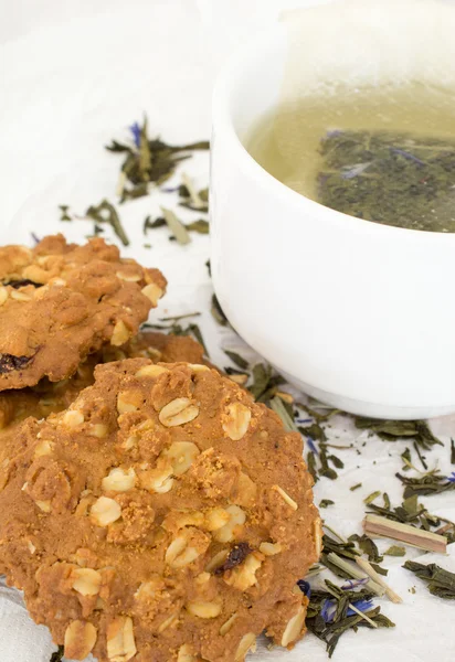 Cup of tea and cookies isolated on white background. — Stock Photo, Image