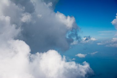 Bulutlu mavi gökyüzü.