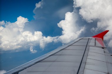 Güzel mavi bir gökyüzü ile uçuş sırasında pencere uçağından bakıyor..