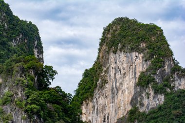 Güzel mavi okyanus ve mavi gökyüzü.