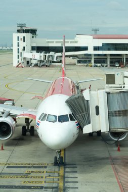 Bangkok, Tayland Haziran 28,2015 yolcu uçağı Airbus A320 Airasia Don Mueang havaalanında, yatılı.