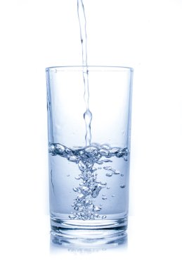 Beyaz arkaplanda izole edilmiş su bardağı.