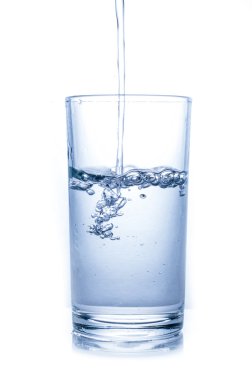 Beyaz arkaplanda izole edilmiş su bardağı.