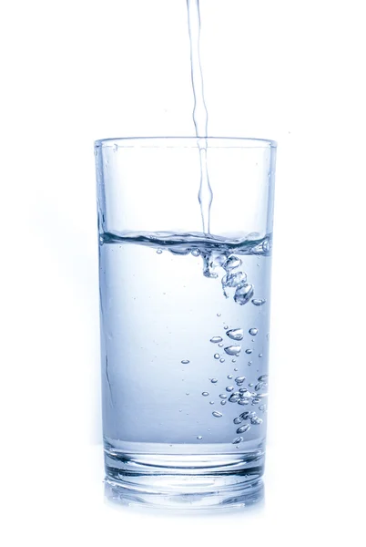 Beyaz arkaplanda izole edilmiş su bardağı.