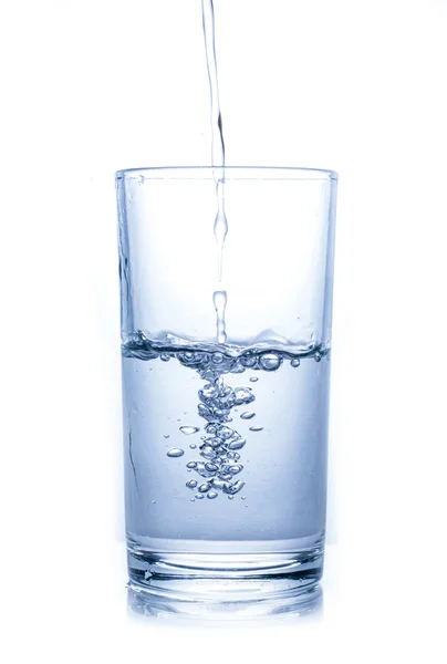Glas water geïsoleerd op witte achtergrond. Rechtenvrije Stockafbeeldingen