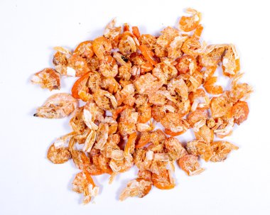 Markette yemek pişirmek için küçük kurutulmuş karides