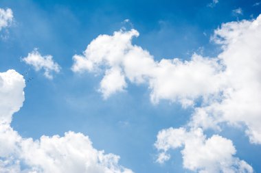 Bulutlu mavi gökyüzü