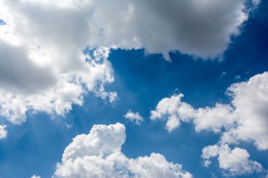 Bulutlu mavi gökyüzü