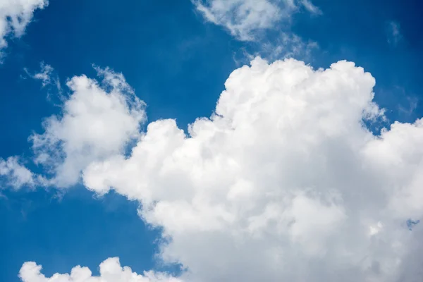 Bulutlu mavi gökyüzü