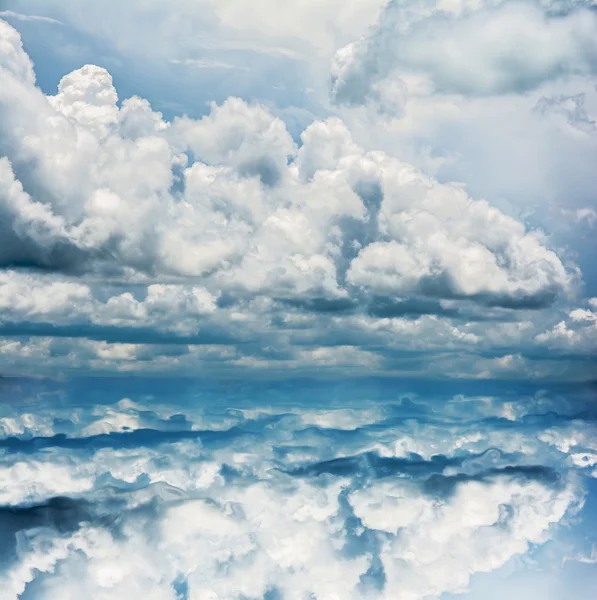 Bulutlar ve güneş yansıma su ile mavi gökyüzü.