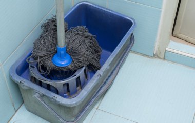 mop temizlik ile mavi kova