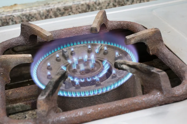 Szczegóły spalania gazowa z błękitne płomienie — Zdjęcie stockowe