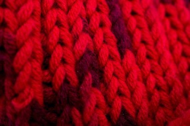 Kırmızı ipek balo. Bir geçiş Desen Örme.