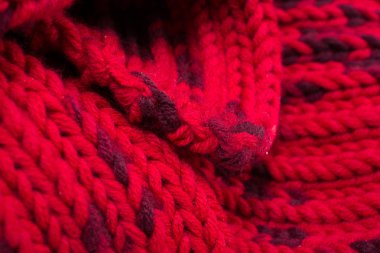 Kırmızı ipek balo. Bir geçiş Desen Örme.