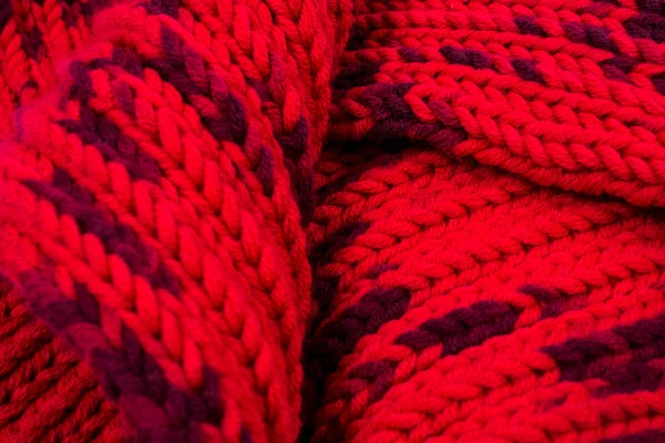 Red silk prom. I knitted a crossing pattern. — Stock Photo, Image