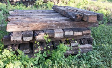 Uyuyan demiryolu. Bu eski ahşaptır