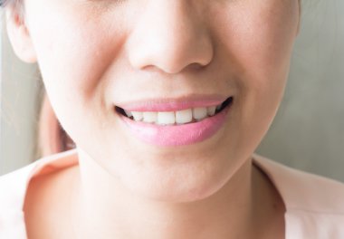 Kadın pembe ruj uygulanıyor. Yüzündeki yakından görmek