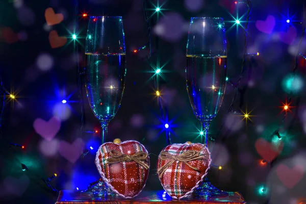 Zwei Herzen Und Zwei Gläser Wein Licht Der Lichter Herzform — Stockfoto