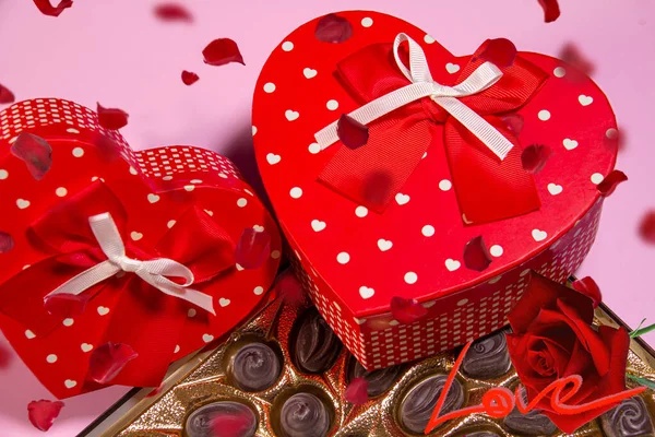 Valentinstag Zusammensetzung Zwei Rote Geschenkboxen Mit Schleifen Herzen Roten Rosen — Stockfoto