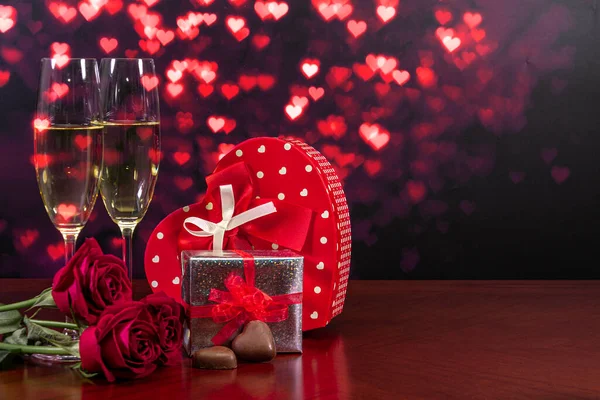 Valentinstag Zusammensetzung Rote Herzförmige Geschenkschachtel Mit Schleifen Silberne Schachtel Mit — Stockfoto