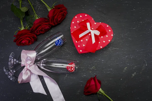 발렌타인데이 샴페인 리본으로 사탕을 모양으로 그리고 모양의 상자를 넣는다 위에서 — 스톡 사진