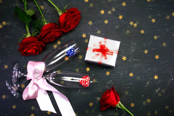 Dia Dos Namorados Composição Três Uma Rosa Vermelha Dois Copos — Fotografia de Stock