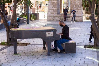 İsrail. Rishon LeZion. 09.02.2021. Piyonist sokakta şehir merkezinde piyano çalar..