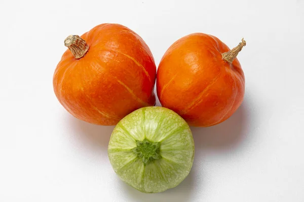 两个橙色南瓜和一个白色背景的南瓜的创意布局 食物概念 健康饮食 从上面看 — 图库照片