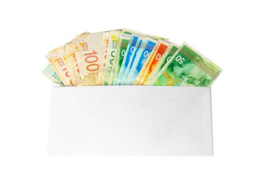 50 bin 100 'lük banknotlar ve 200 yeni İsrail şekeri yakın plan beyaz izole bir arkaplanda bir posta zarfında yatıyor.