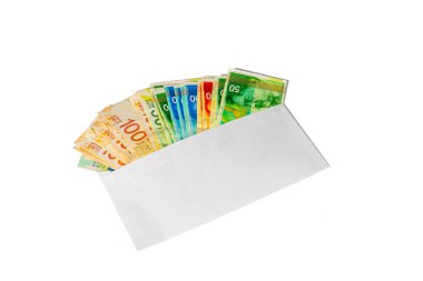 50 bin 100 'lük banknotlar ve 200 yeni İsrail şekeri yakın plan beyaz izole bir arkaplanda bir posta zarfında yatıyor.