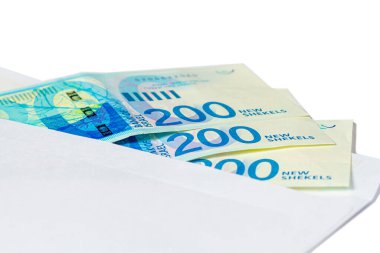 200 yeni İsrail şekelinin üç banknotu beyaz izole bir arkaplanda bir posta zarfında.