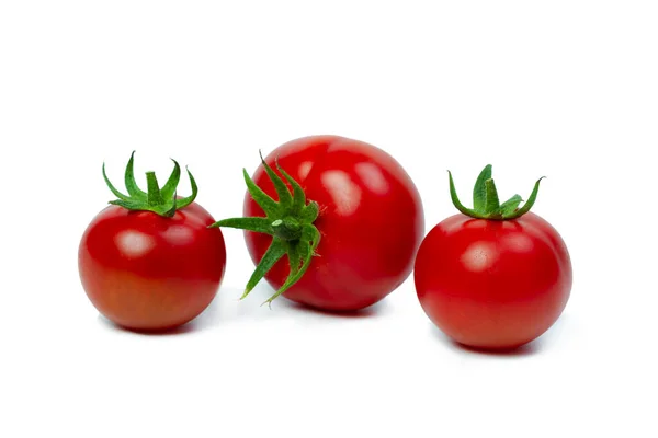 Τρεις Κόκκινες Ντομάτες Πράσινες Ουρές Βρίσκονται Ένα Λευκό Απομονωμένο Φόντο — Φωτογραφία Αρχείου