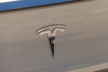 İsrail. Rishon LeZion. 06.26.2021. Bir arabanın bagajında Tesla logosu..