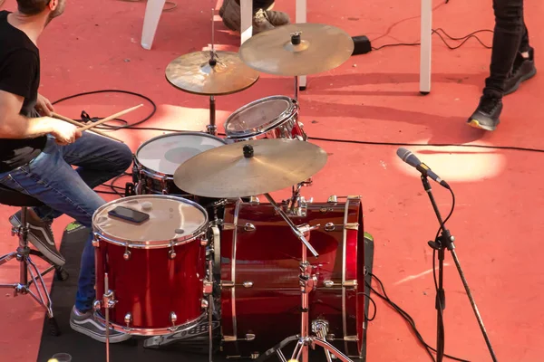 멤버가 콘서트에서 드럼을 연주하는 — 스톡 사진
