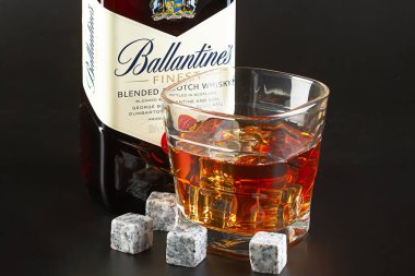 İsrail. Rishon LeZion. 08.14.2021. Bir şişe viski 