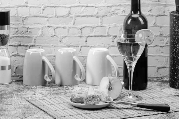 Limonlu Bir Kadeh Şarap Bir Tabak Eklem Mutfak Masasındaki Elmalara — Stok fotoğraf