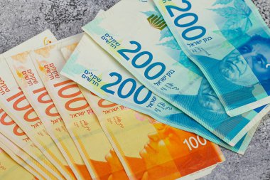 Masanın üzerinde 200 ve 100 İsrailli şekel var..