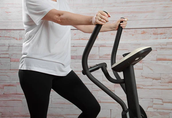 Young Middle Aged Woman Goes Sports Elliptical Exercise Machine — Stock Photo, Image